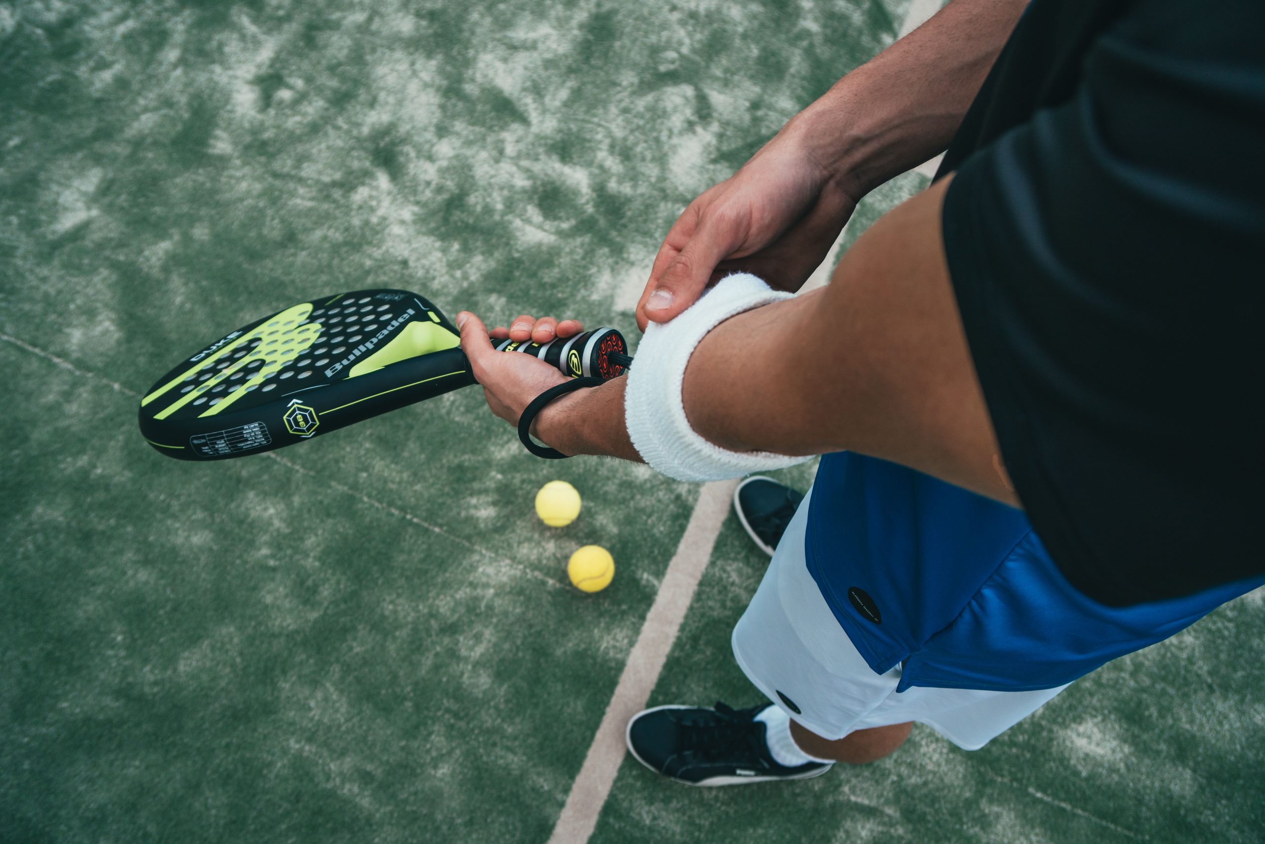 Mann beim Padel-Spiel auf einem Padelcourt