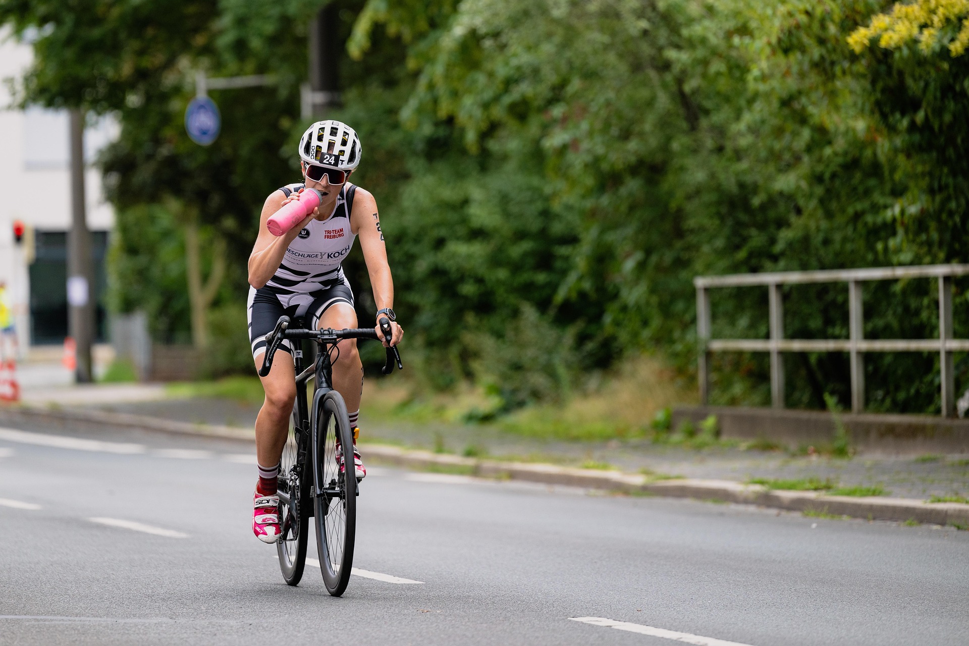 Rennradfahrerin auf Rennrad